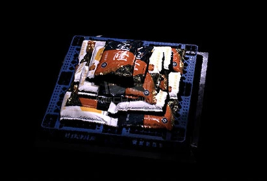 节有图案且紧密堆叠的麻袋